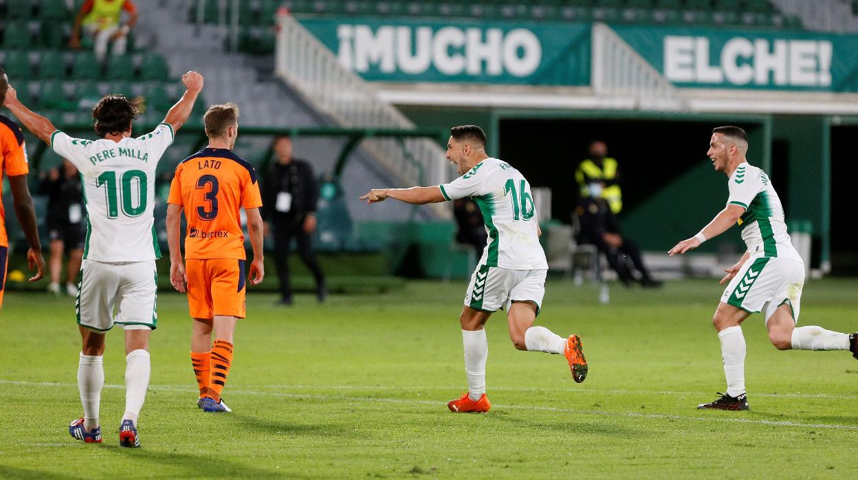Varios jugadores del Elche celebran uno de los goles anotados ante el Valencia
