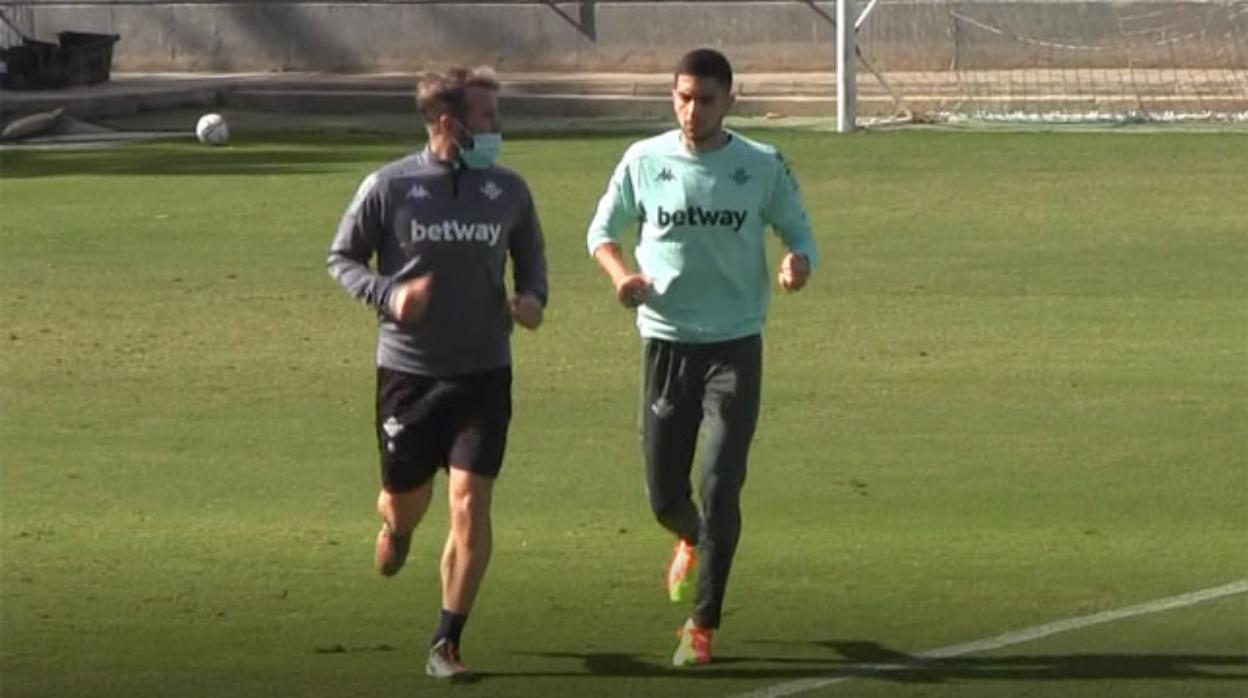 Bartra corre junto a uno de los preparadores de la plantilla del Betis durante un entrenamiento