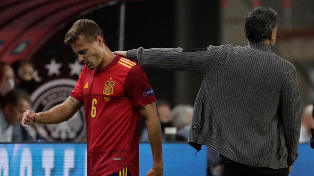 Canales, junto a Luis Enrique, tras la lesión sufrida en el España-Alemania de la Nations League