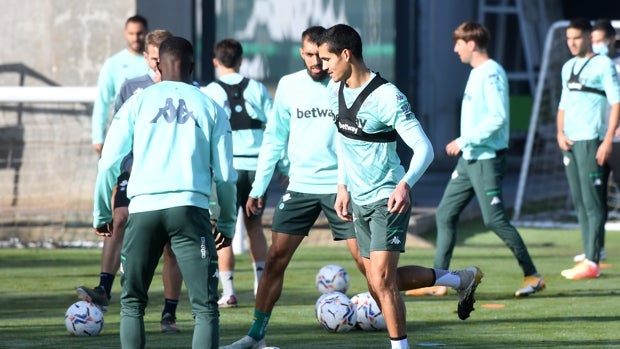 Mandi se entrena con el grupo