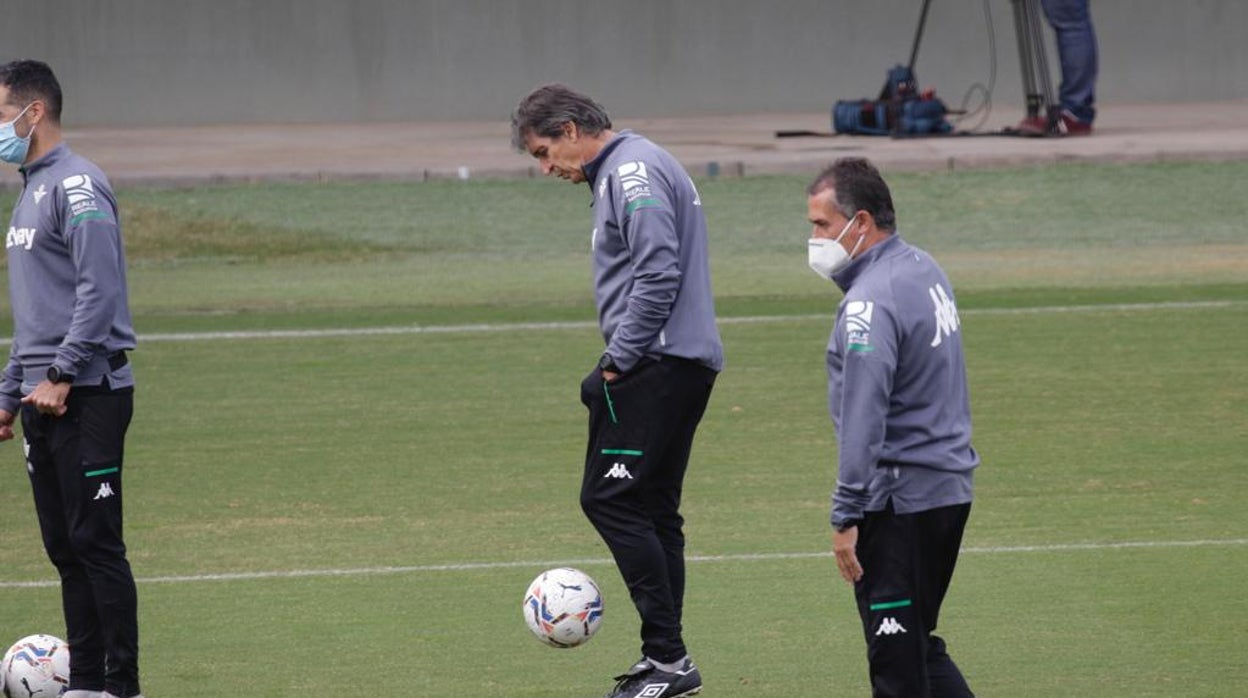 Manuel Pellegrini, durante un entrenamiento del Real Betis