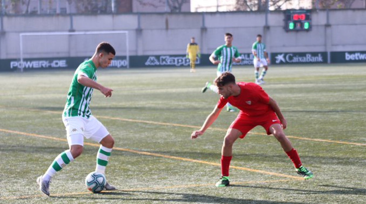 Marcos Fernández encara a Agustín en el derbi de División de Honor juvenil