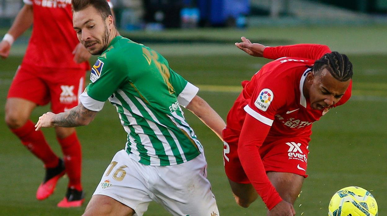 Loren y Koundé pugnan por un balón en el derbi Betis - Sevilla