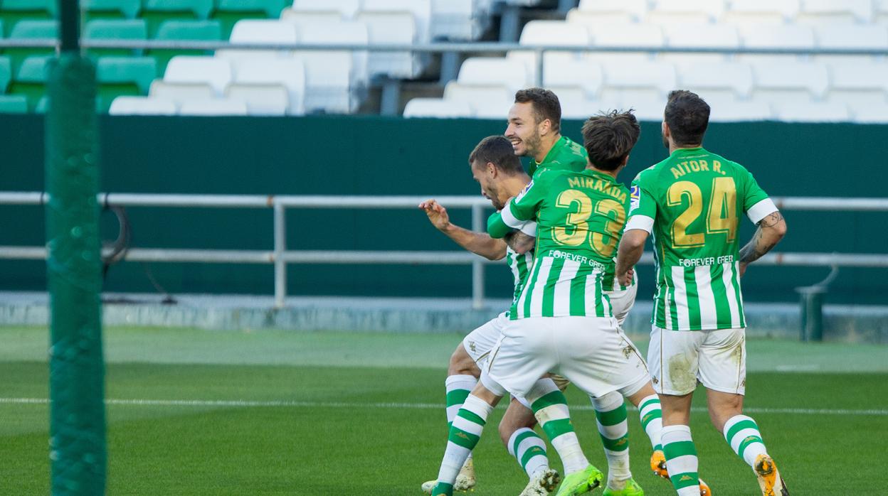 Canales convierte el penalti que supuso el 1-1 en el derbi