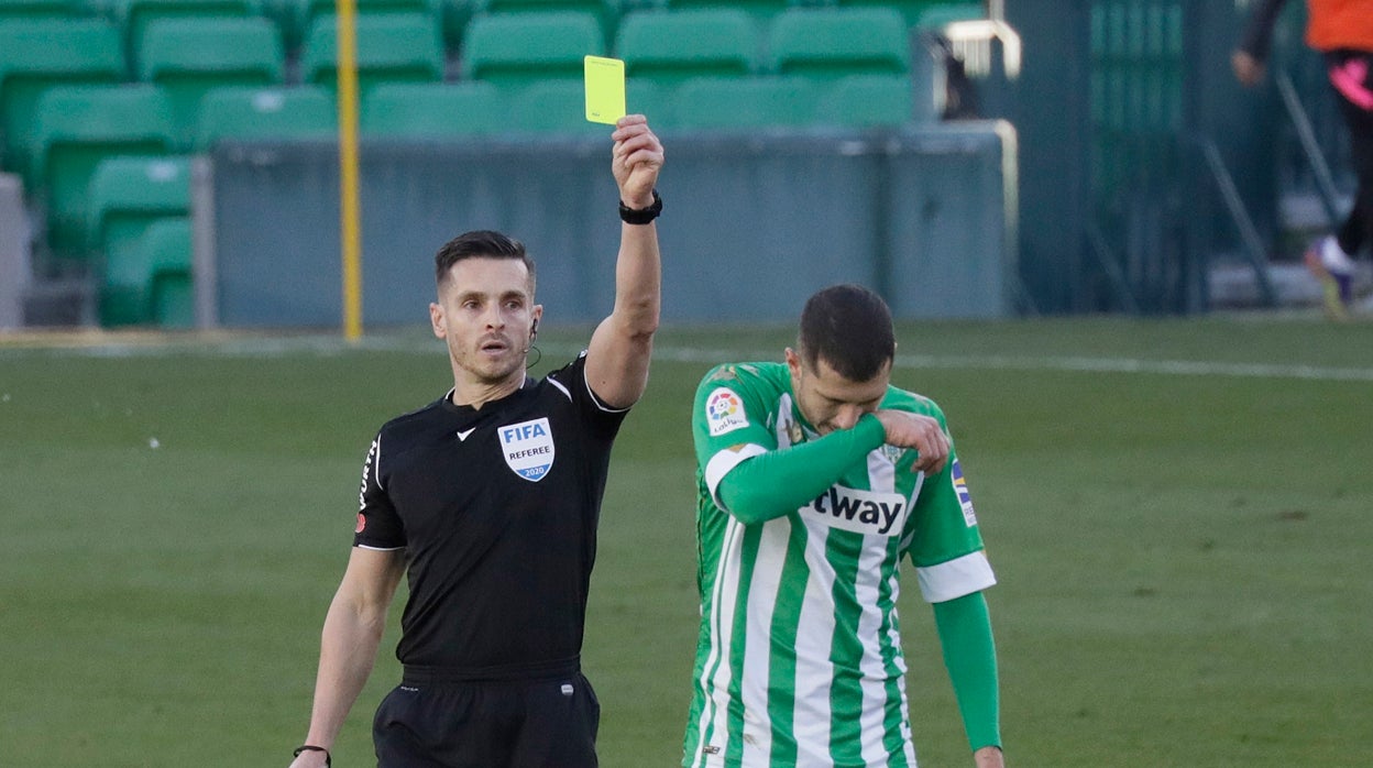Del Cerro Grande muestra tarjeta amarilla a Guido Rodríguez