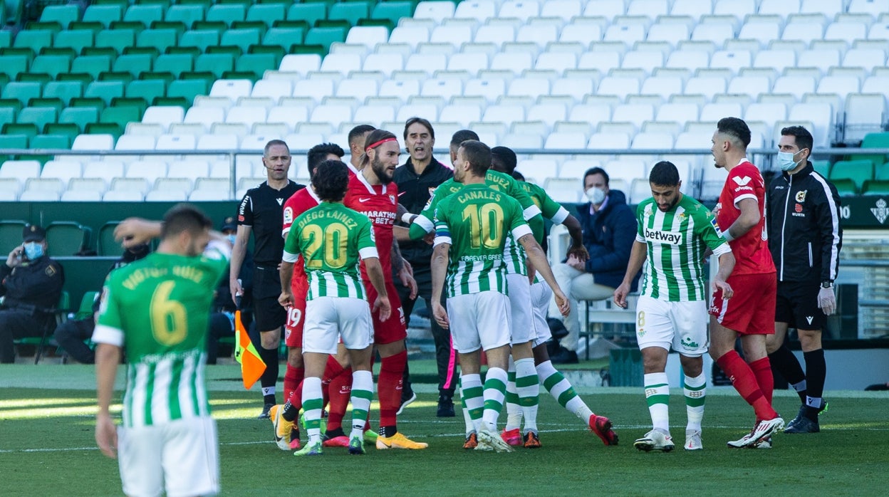 Los jugadores del Betis y del Sevilla, en una acción polémica del derbi