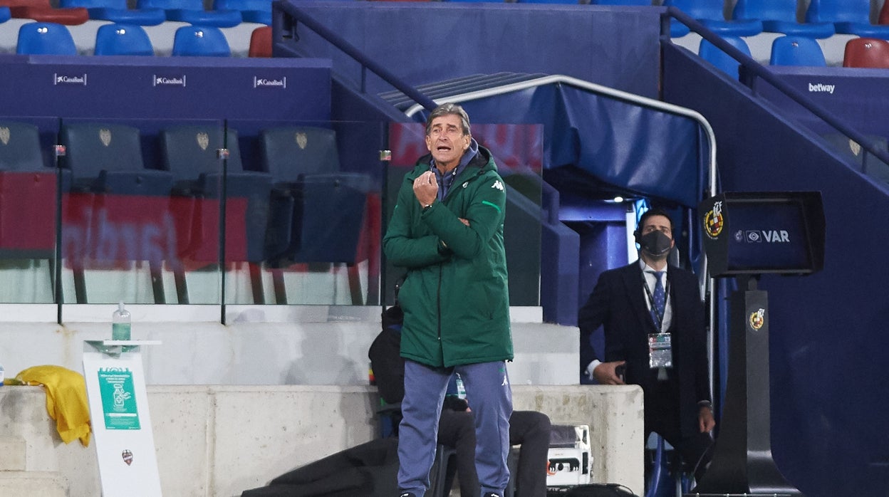 Pellegrini da instrucciones durante el Levante-Betis