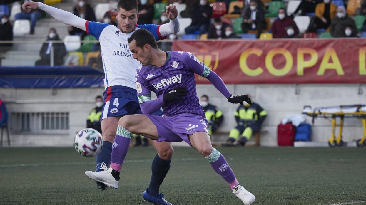Juanmi se gira ante un rival en el Multivera - Betis
