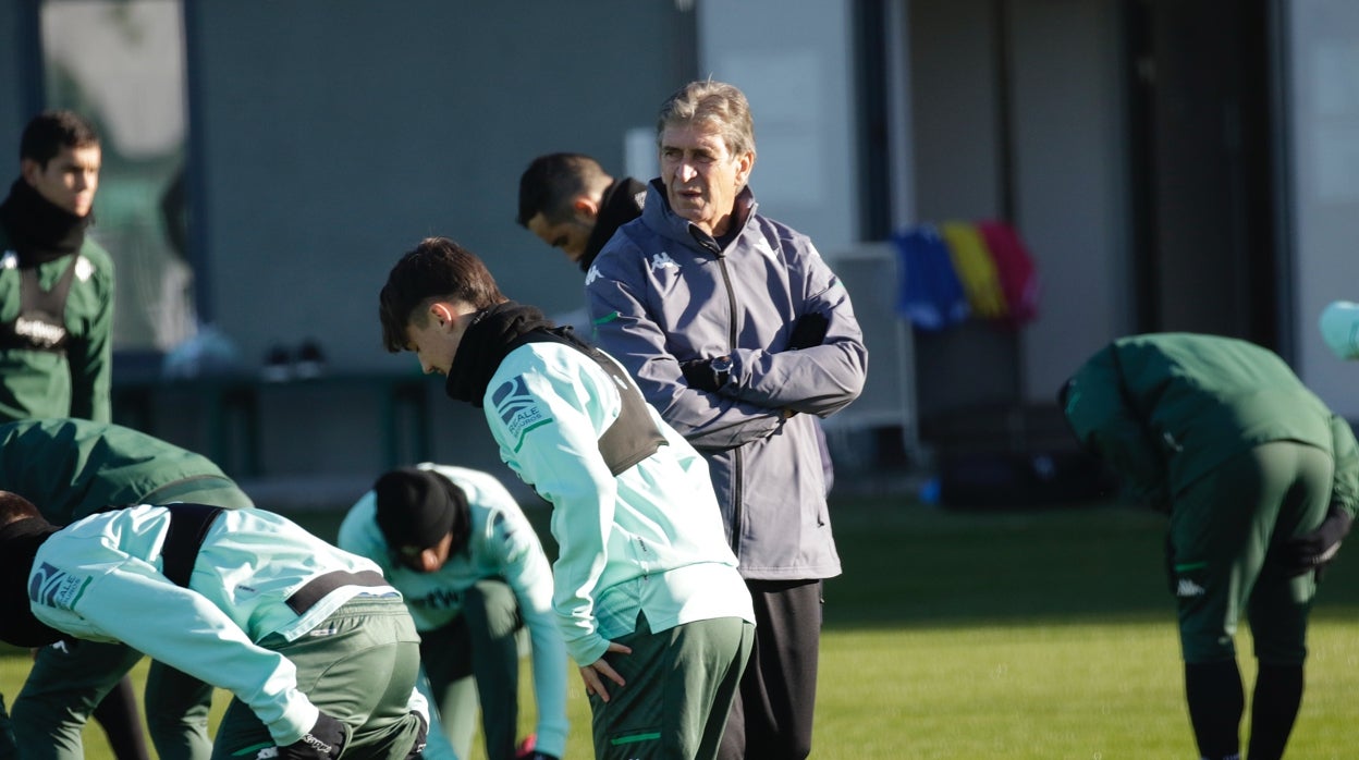 Manuel Pellegrini observa el entrenamiento del Betis