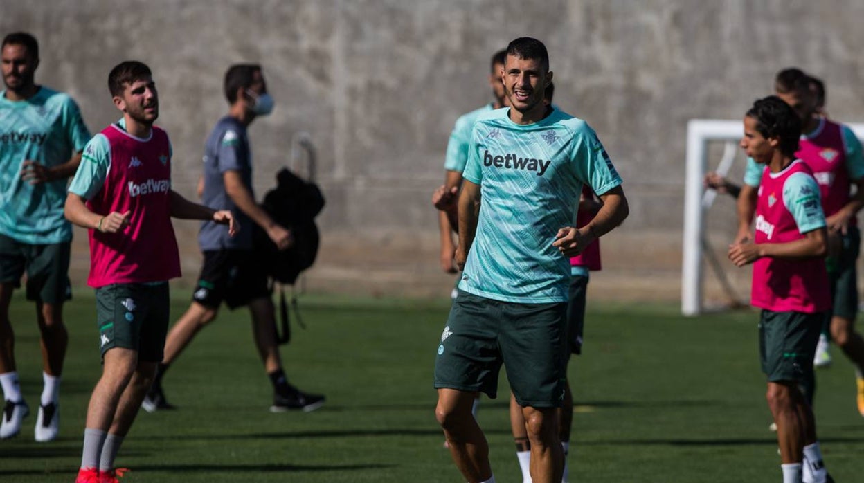 Guido Rodríguez durante un entrenamiento de esta temporada con el Real Betis