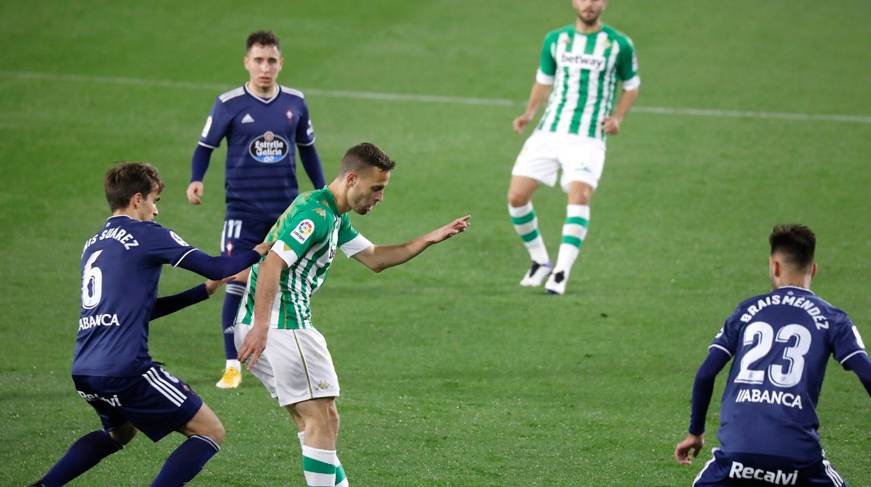 Canales se lleva el balón ante Denis Suárez