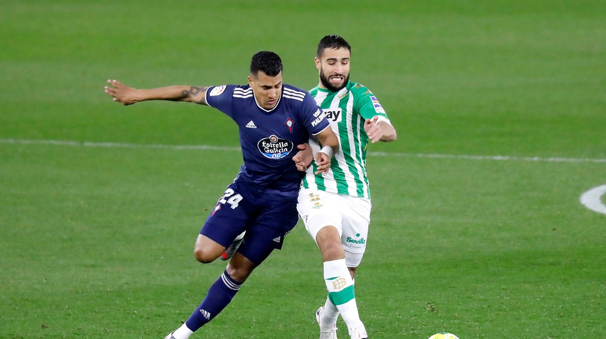 Fekir pugna con Murillo durante el Betis - Celta