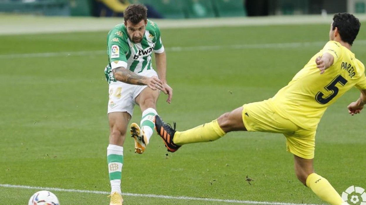 Aitor dispara a portería durante el Betis - Villarreal de la primera vuelta