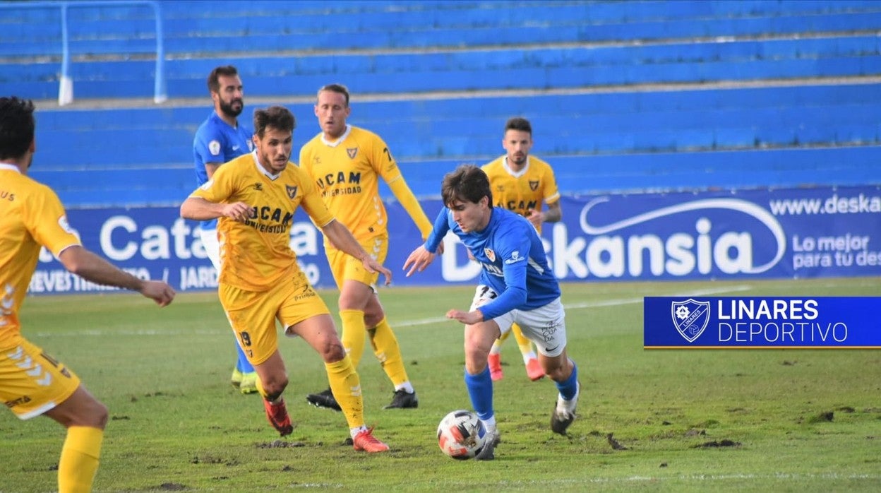 Isra Cano, en un partido frente al UCAM