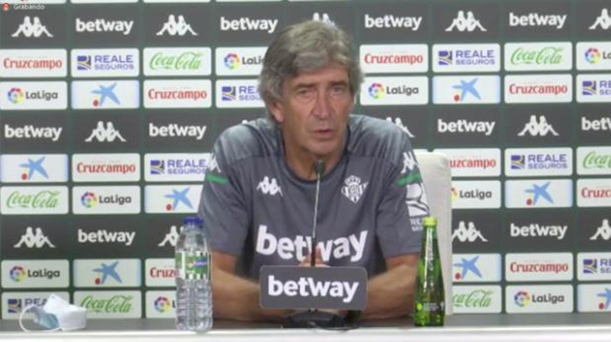 Manuel Pellegrini durante una rueda de prensa esta temporada