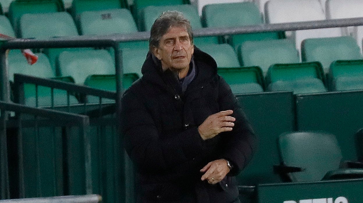 Manuel Pellegrini, en un instante del Betis - Osasuna