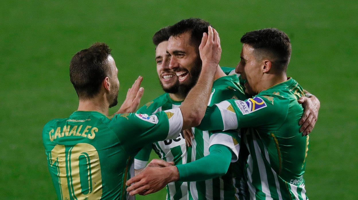 Borja Iglesias es felicitado por sus compañeros tras marcar en el Betis-Osasuna