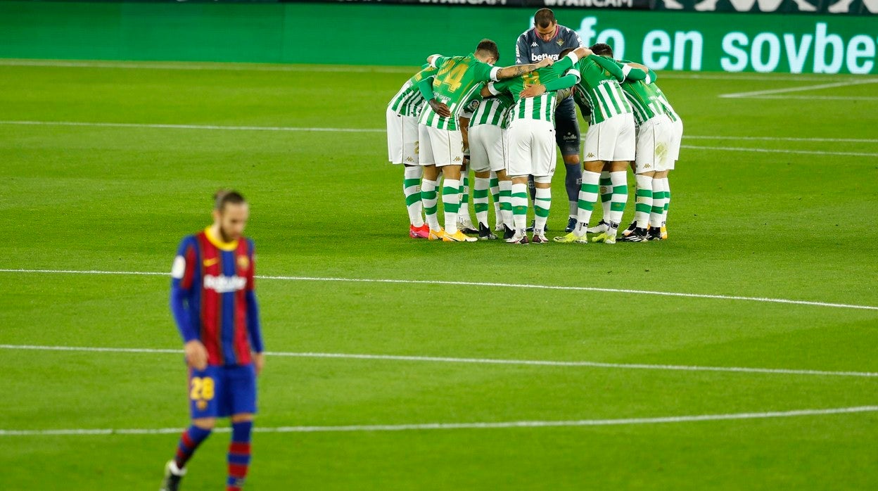 Los jugadores del Real Betis se conjuran antes del comienzo del encuentro ante el Barcelona