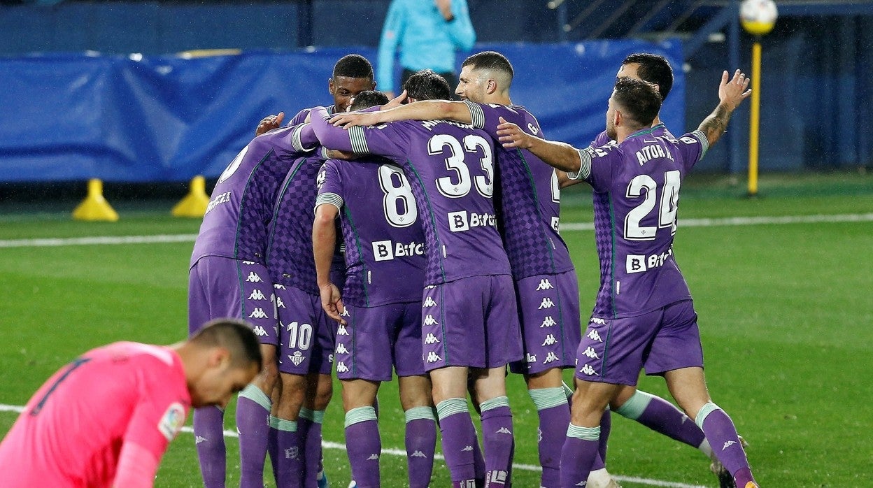 Los jugadores del Betis celebran el gol de Fekir ante el Villarreal