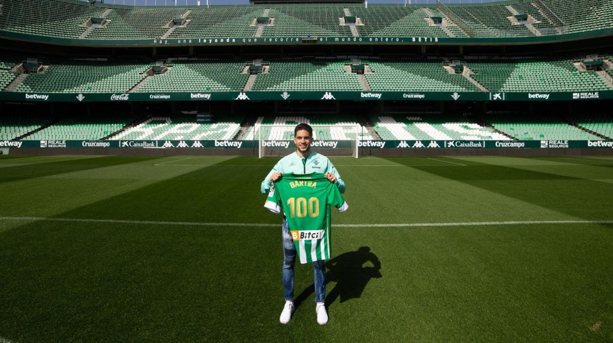 Bartra posa en el Benito Villamarín con la camiseta conmemorativa de sus cien partidos con el Betis