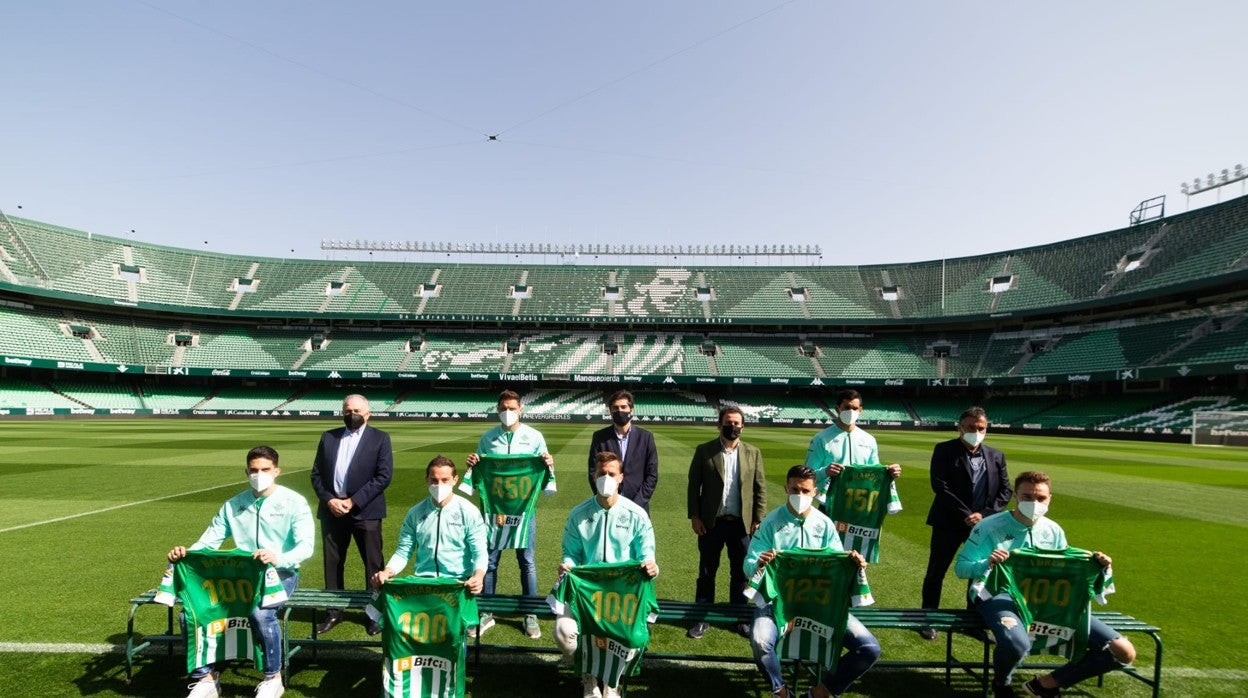 Reconocimiento del Real Betis a Bartra, Guardado, Canales, Tello, Loren, Joaquín y Mandi que ha tenido lugar hoy en el Benito Villamarín