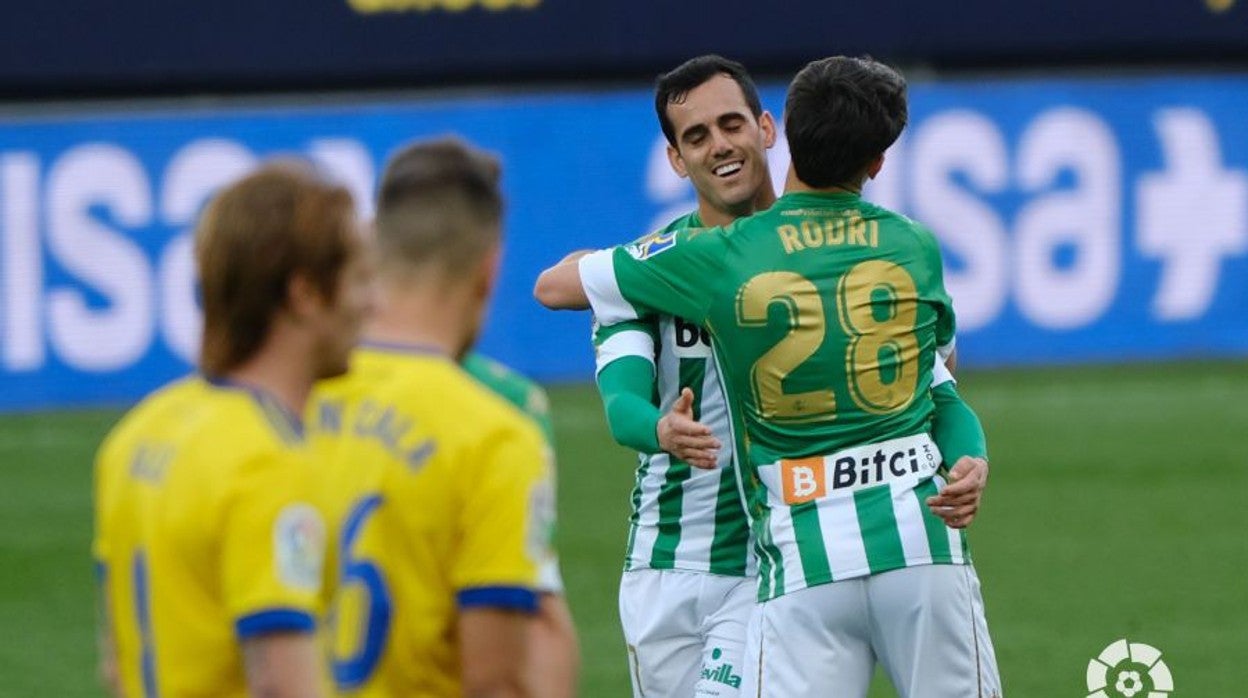 Juanmi celebra con Rodri su gol que le dio el triunfo al Betis ante el Cádiz