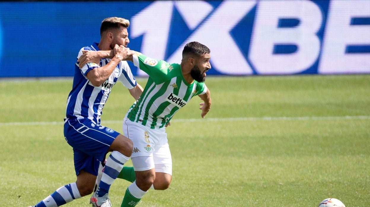 Fekir y Duarte pelean un balón en el Alavés - Betis de la primera vuelta