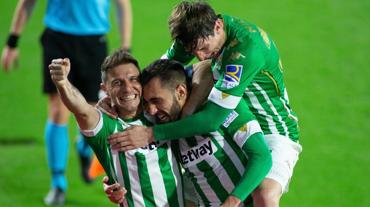 Joaquín, Borja Iglesias y Miranda celebran el gol de la victoria del Real Betis ante el Deportivo Alavés