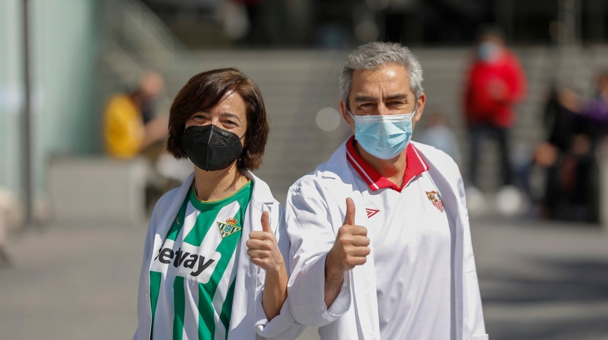 La bética Gema Ramírez y el sevillista Eduardo Quiroga, médicos del Hospital Infantil Virgen del Rocío
