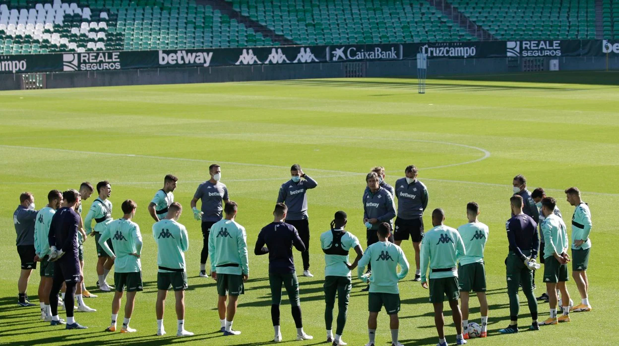 Pellegrini habla con los futbolistas durante un entrenamiento en el Benito Villamarín