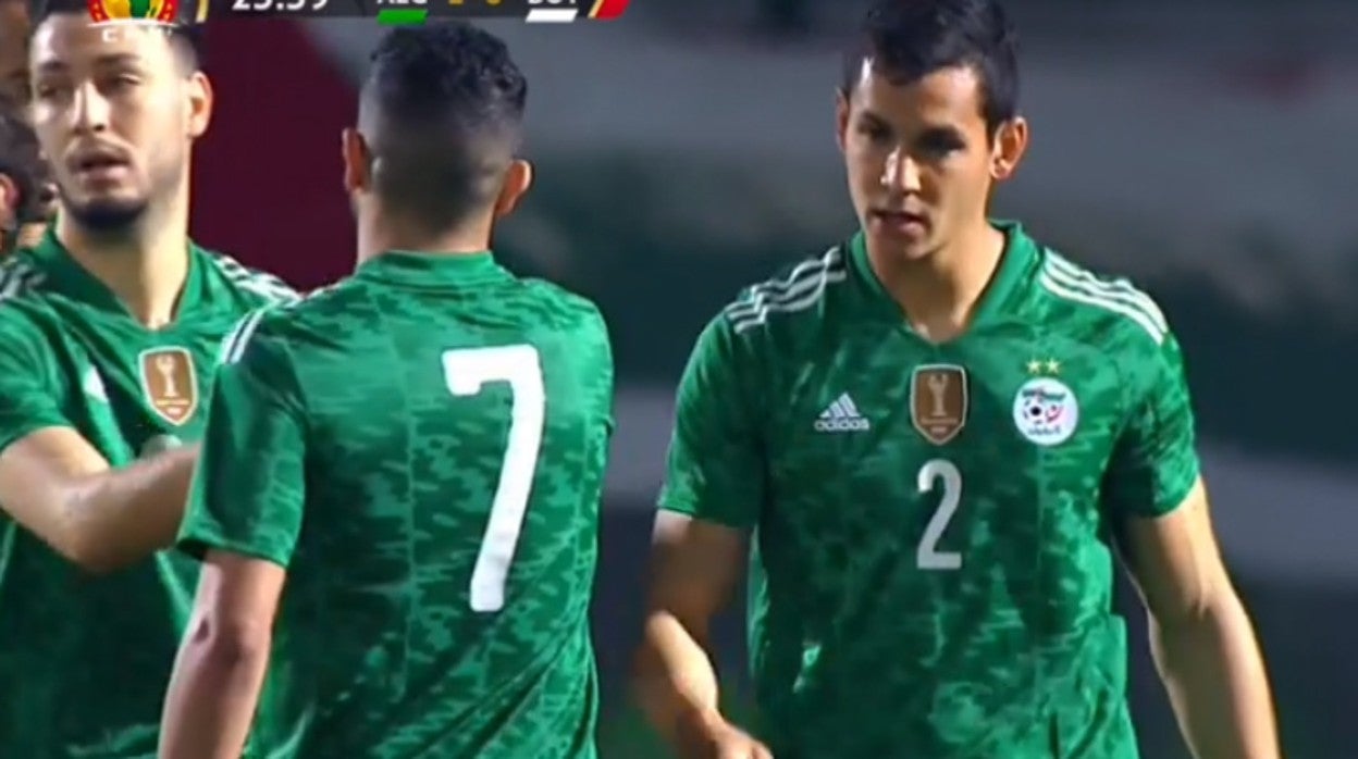 Mandi celebra con sus compañeros el 1-0 de Argelia ante Botswana