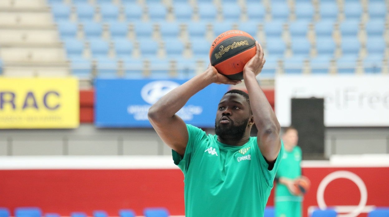 Ndoye, en la sesión de entrenamiento realizada ayer en el San Sebastián Arena