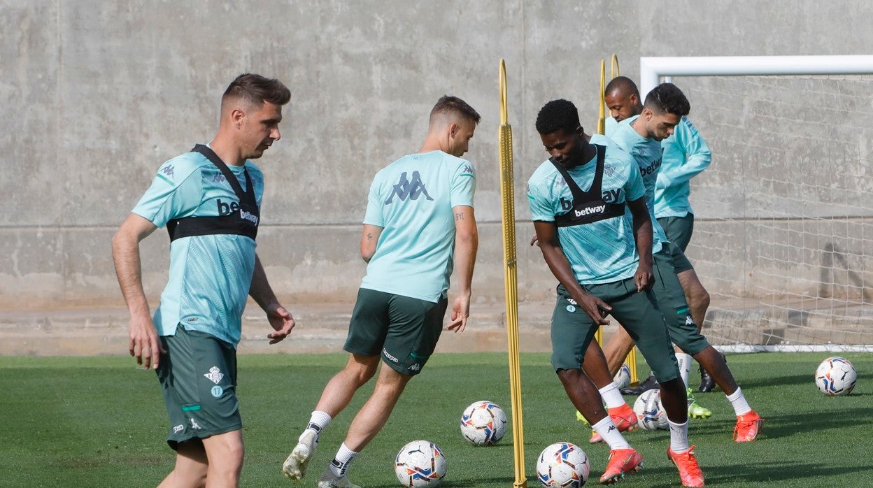 Joaquín conduce un balón en el entrenamiento del viernes previo al partido ante el Atlético de Madrid