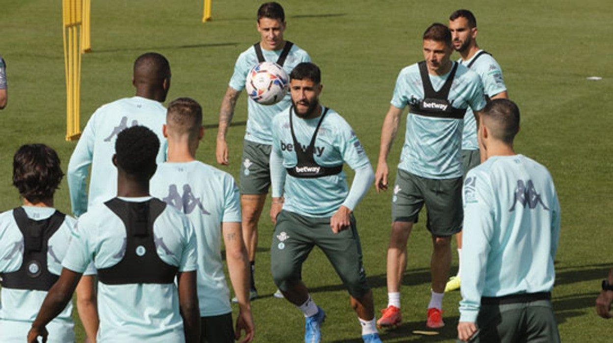 Varios jugadores del Betis, durante el entrenamiento del pasado viernes