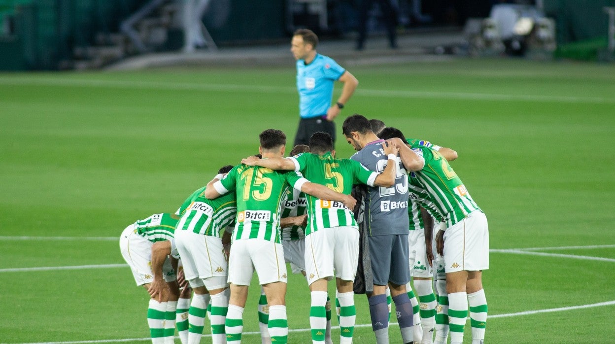 Los jugadores del Real Betis se conjuran en los prolegómenos del partido de la 30ª jornada ante el Atlético de Madrid