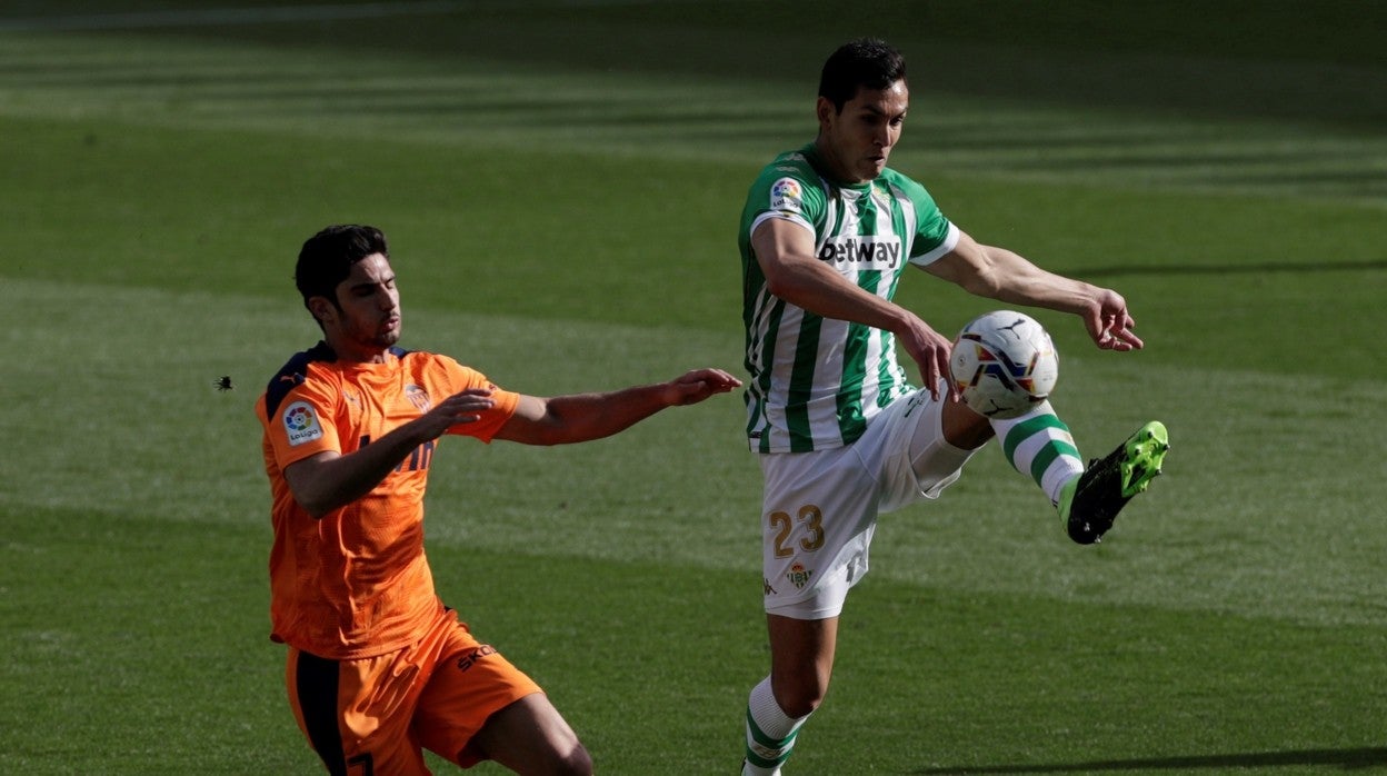 Mandi controla durante el Betis - Valencia