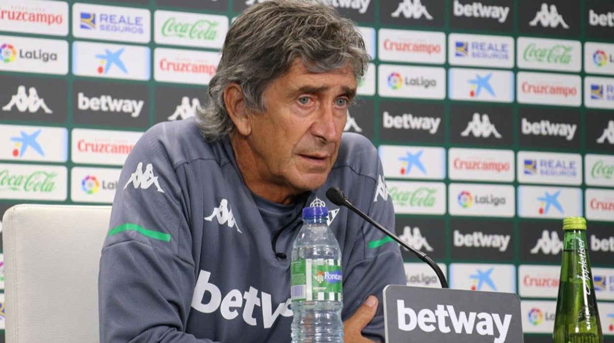 Pellegrini comparece en una rueda de prensa como técnico del Betis