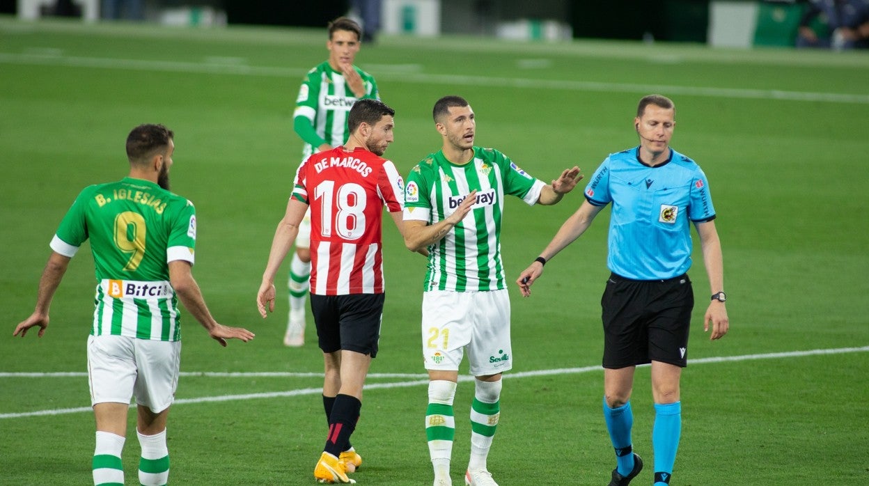 Guido Rodríguez dialoga con Medié Jiménez durante el Betis - Athletic