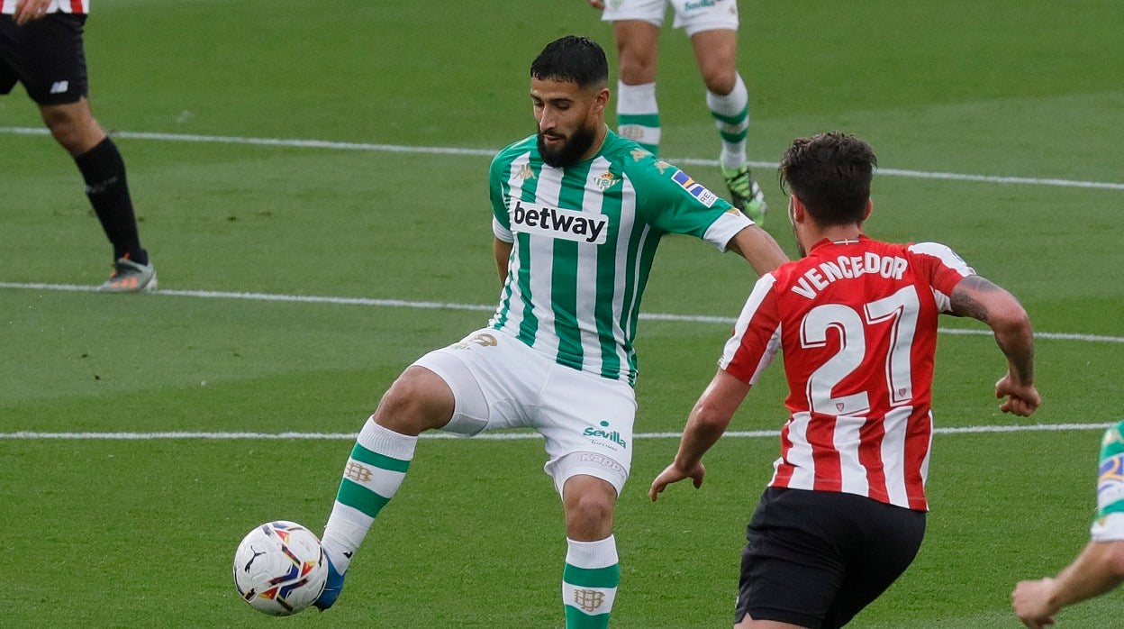 Fekir, en un lance con Vencedor antes de ser expulsado
