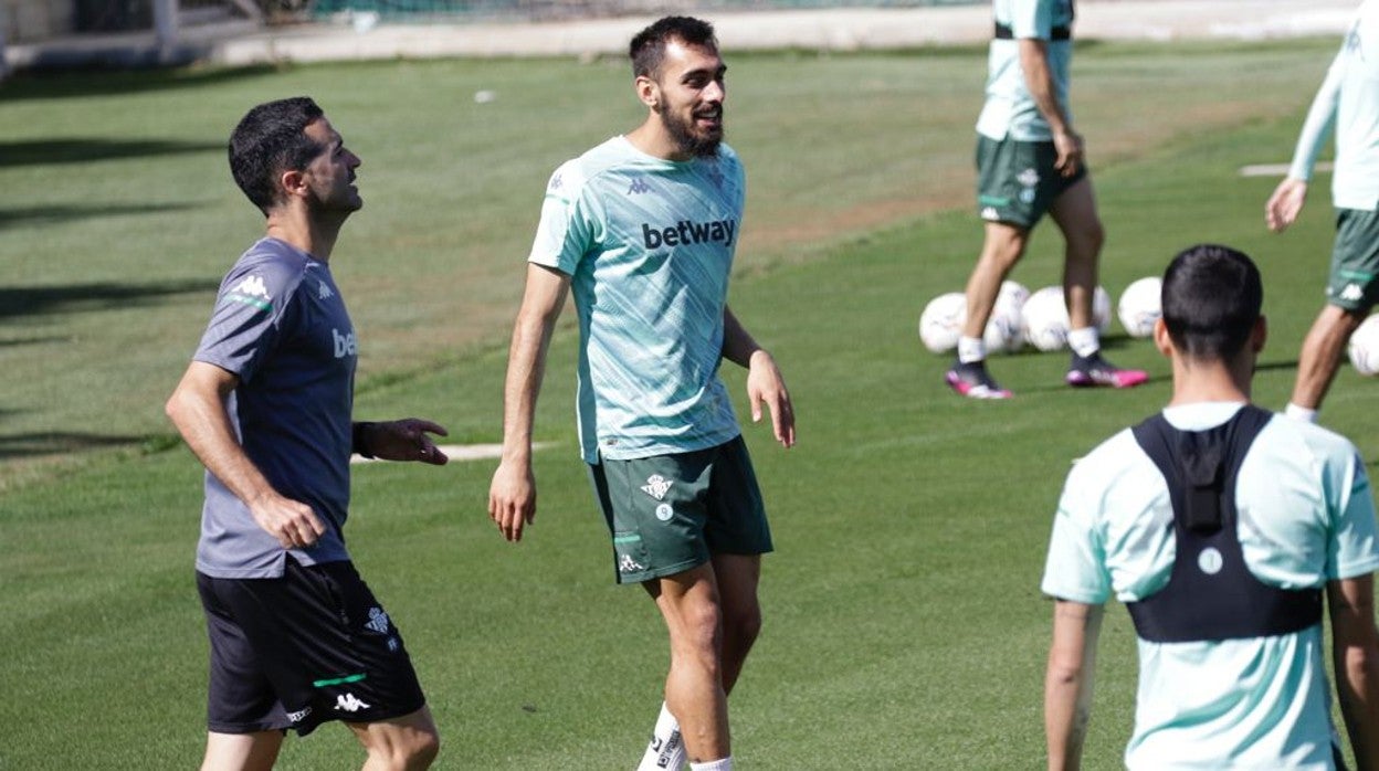 Borja Iglesias sonríe en un entrenamiento reciente