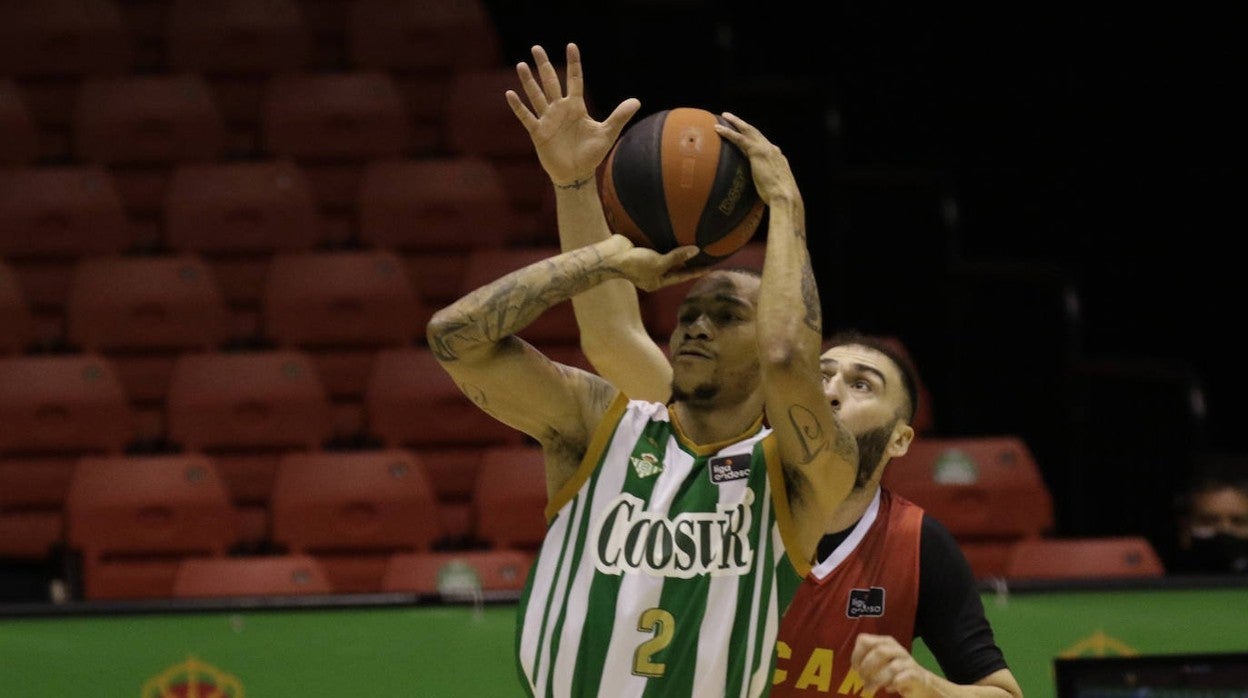 Randle, a punto de lanzar a canasta mientras Vasileiadis intenta evitarlo JUAN FLORES