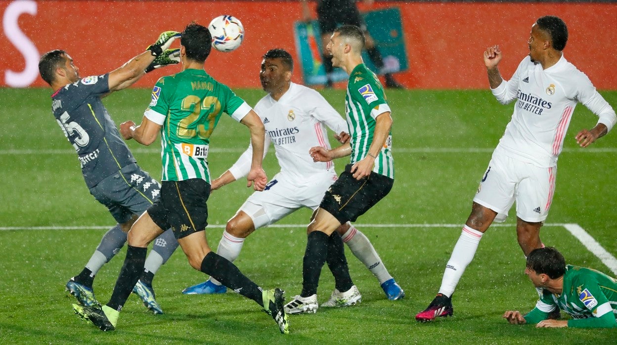 Bravo despeja ante Mandi, Casemiro, Guido y Militao durante el Real Madrid - Real Betis