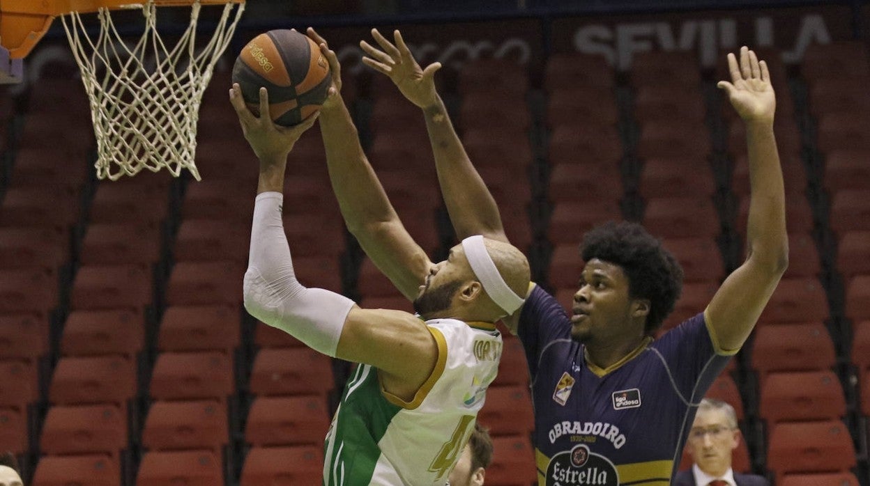 Jerome Jordan, a punto de encestar ante Steven Enoch, del Monbús Obradoiro
