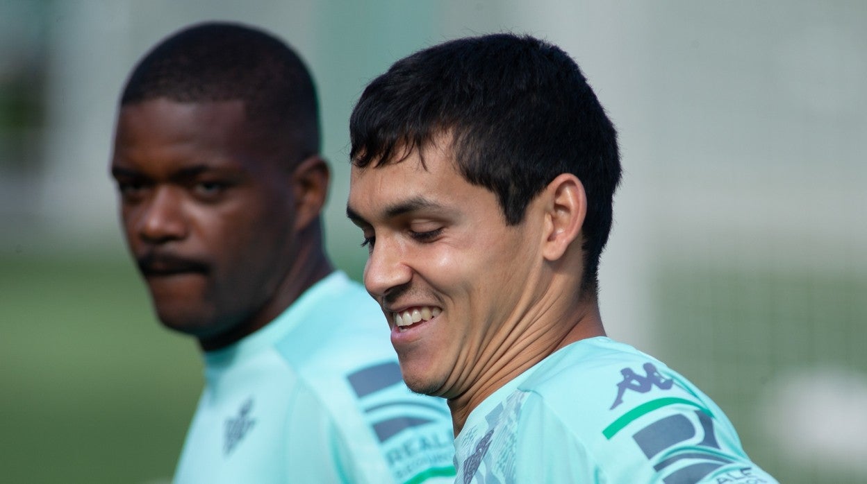 Mandi sonríe durante un entrenamiento del Betis junto a William Carvalho