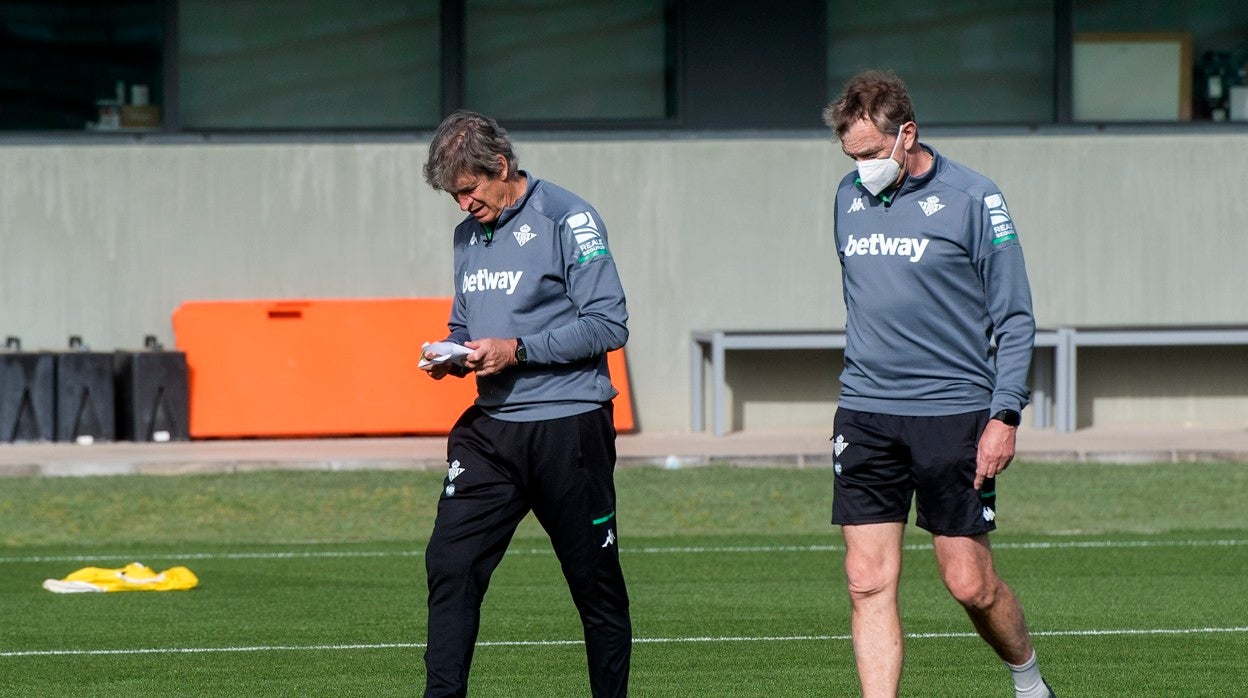 Manuel Pellegrini y Rubén Cousillas, durante un entrenamiento