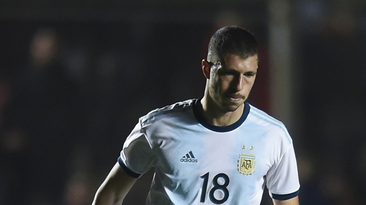 Guido Rodríguez, en un partido con Argentina