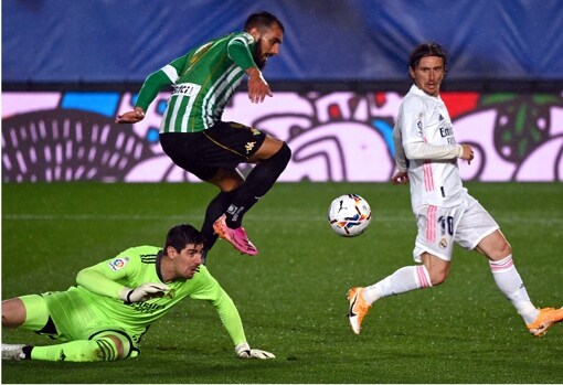 Borja Iglesias, ante Courtois, durante el Real Madrid-Real Betis de la pasada jornada