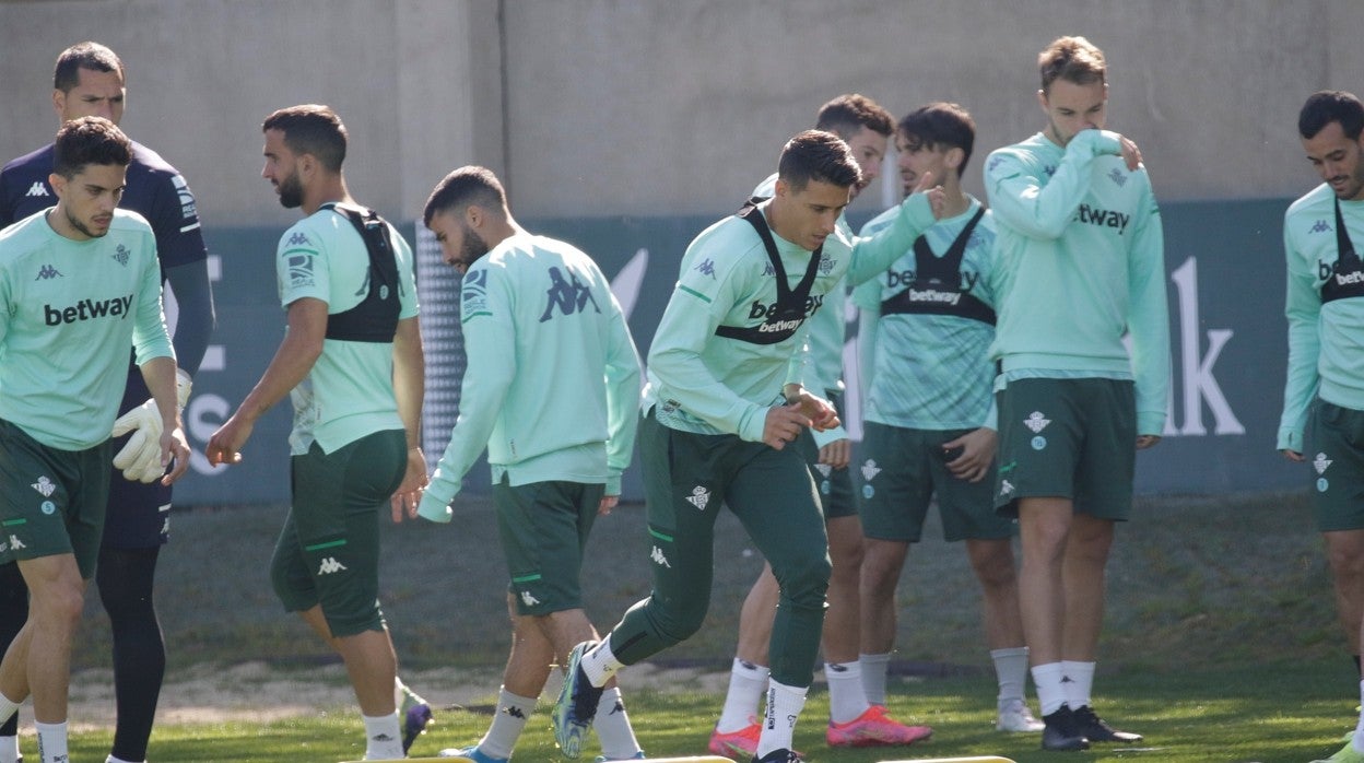 Tello, junto a varios compañeros, durante un entrenamiento