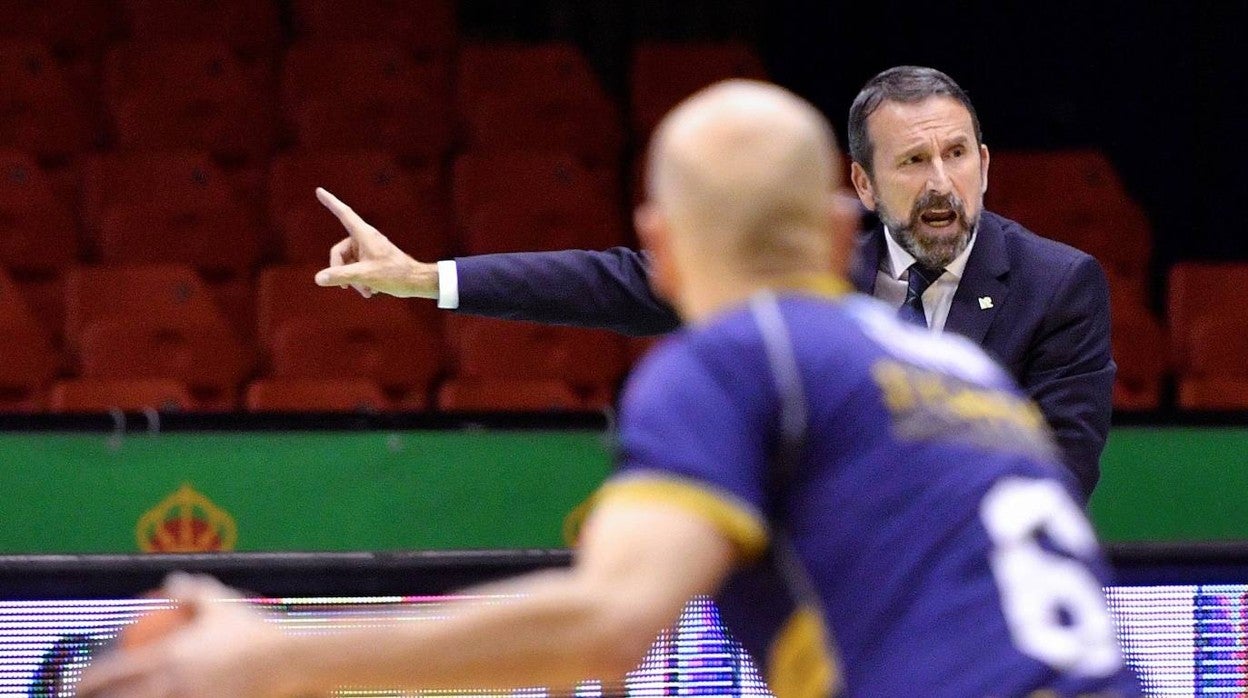 Joan Plaza, animando a los suyos contra el Monbús Obradoiro