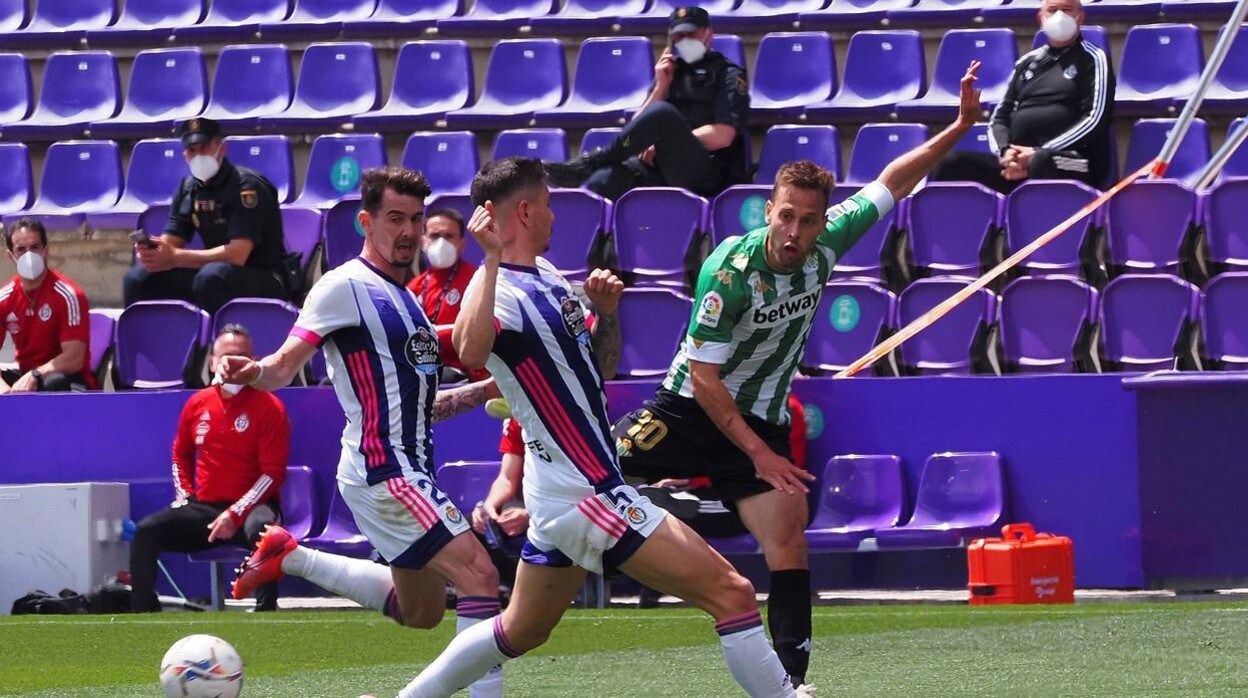 Canales centra ante Luis Pérez y Javi Sanchez durante el Valladolid-Betis